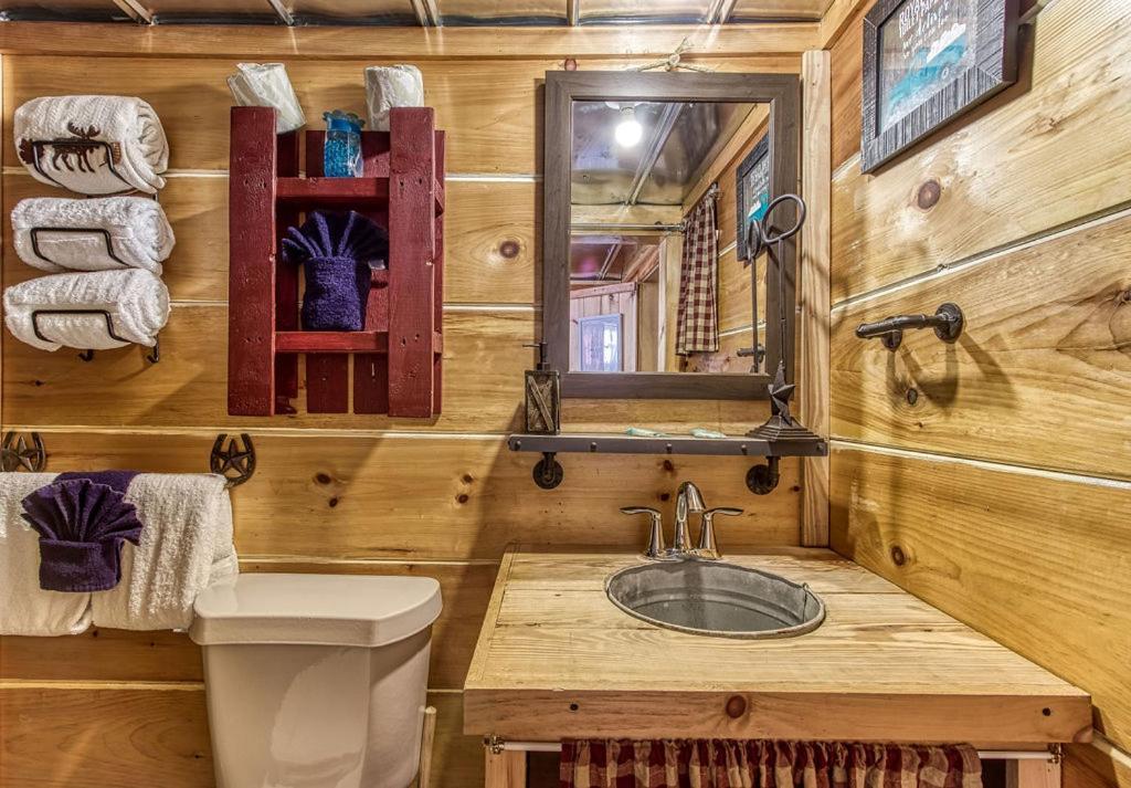 סביירוויל The Tiny Barn, 1089 Free Tickets Each Paid Day, Dollywood And More מראה חיצוני תמונה