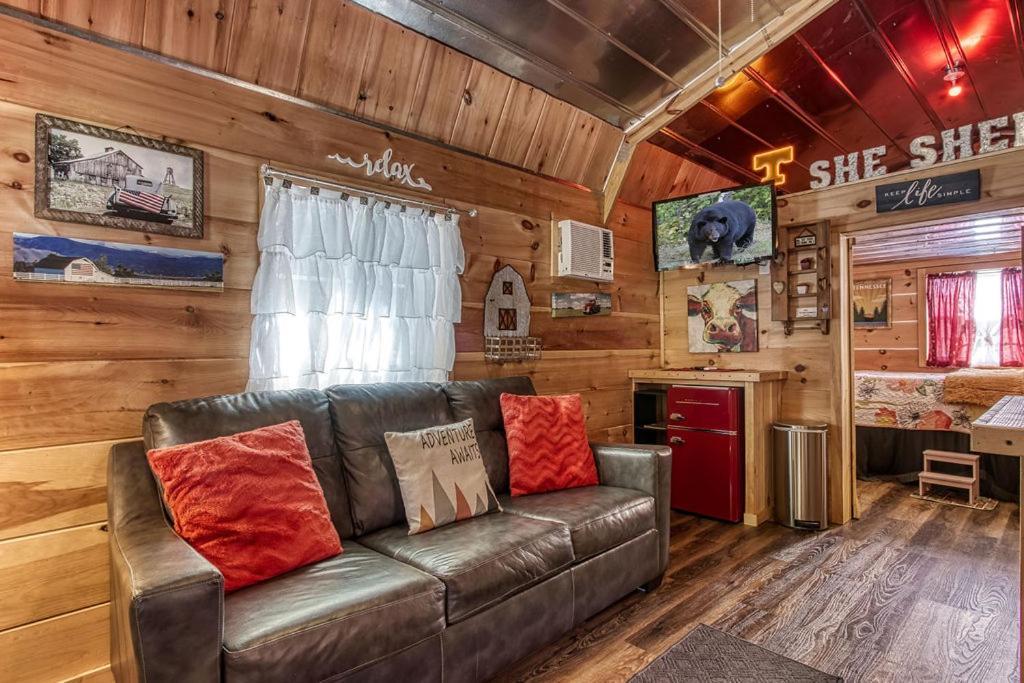סביירוויל The Tiny Barn, 1089 Free Tickets Each Paid Day, Dollywood And More מראה חיצוני תמונה